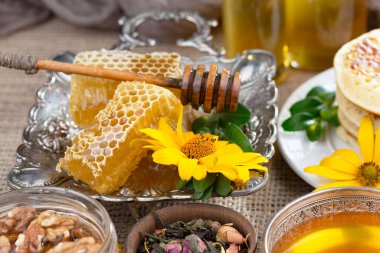 Bal, bastondan bal peteğine yavaşça akar..