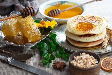 Bal, bastondan bal peteğine yavaşça akar..