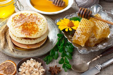 Bal, bastondan bal peteğine yavaşça akar..