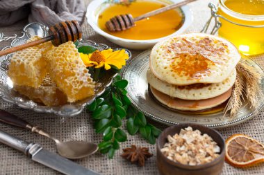 Bal, bastondan bal peteğine yavaşça akar..