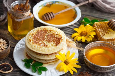 Bal, bastondan bal peteğine yavaşça akar..