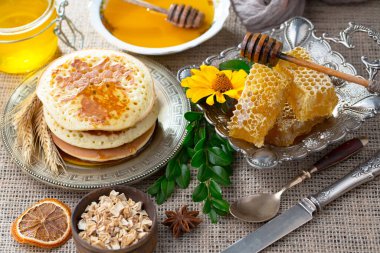 Bal, bastondan bal peteğine yavaşça akar..