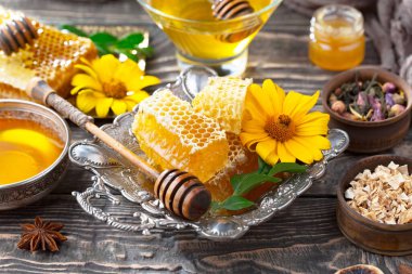 Arı balı kavanozda, çiçekli, eski arka planda..