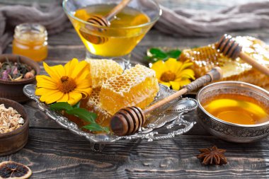 Arı balı kavanozda, çiçekli, eski arka planda..