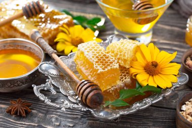 Arı balı kavanozda, çiçekli, eski arka planda..