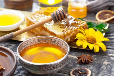 Arı balı kavanozda, çiçekli, eski arka planda..