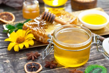 Arı balı kavanozda, çiçekli, eski arka planda..