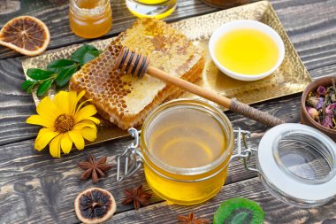 Arı balı kavanozda, çiçekli, eski arka planda..