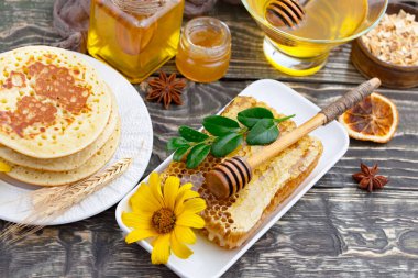 Arı balı kavanozda, çiçekli, eski arka planda..