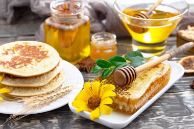 Arı balı kavanozda, çiçekli, eski arka planda..