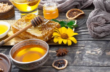 Arı balı kavanozda, çiçekli, eski arka planda..