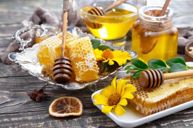 Arı balı kavanozda, çiçekli, eski arka planda..