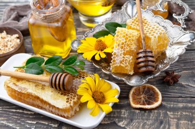 Arı balı kavanozda, çiçekli, eski arka planda..