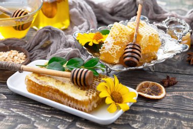 Arı balı kavanozda, çiçekli, eski arka planda..