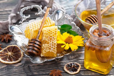 Arı balı kavanozda, çiçekli, eski arka planda..