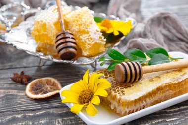 Arı balı kavanozda, çiçekli, eski arka planda..