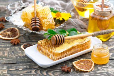 Arı balı kavanozda, çiçekli, eski arka planda..