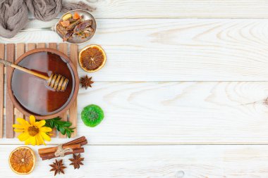 Arı balı kavanozda, çiçekli, eski arka planda..