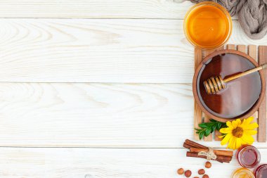 Arı balı kavanozda, çiçekli, eski arka planda..