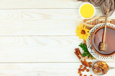 Arı balı kavanozda, çiçekli, eski arka planda..