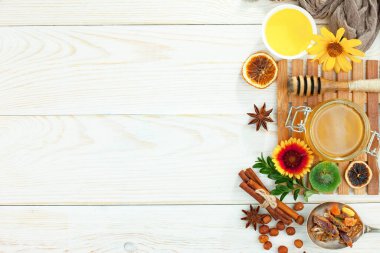 Arı balı kavanozda, çiçekli, eski arka planda..