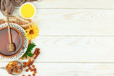 Arı balı kavanozda, çiçekli, eski arka planda..