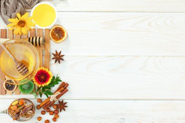 Arı balı kavanozda, çiçekli, eski arka planda..