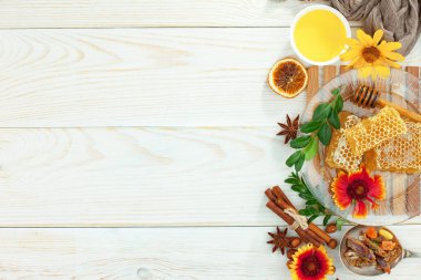 Arı balı kavanozda, çiçekli, eski arka planda..