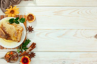 Arı balı kavanozda, çiçekli, eski arka planda..