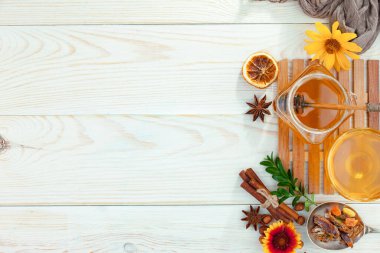 Arı balı kavanozda, çiçekli, eski arka planda..