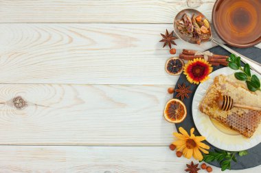 Arı balı kavanozda, çiçekli, eski arka planda..