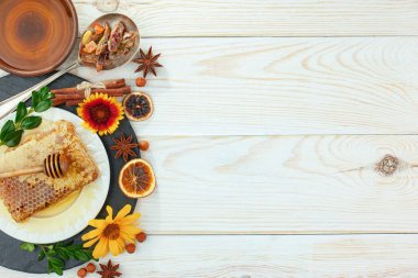 Arı balı kavanozda, çiçekli, eski arka planda..