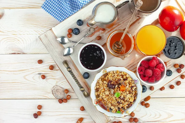 Eski bir arka planda sağlıklı bir kahvaltı