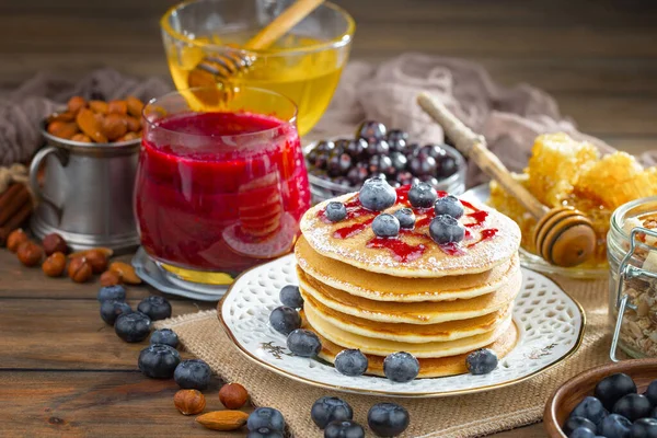 Eski bir arka planda sağlıklı bir kahvaltı. Lezzetli ve sağlıklı yemek kavramı..