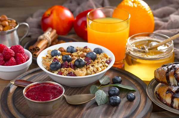 Eski bir arka planda sağlıklı bir kahvaltı. Lezzetli ve sağlıklı yemek kavramı..