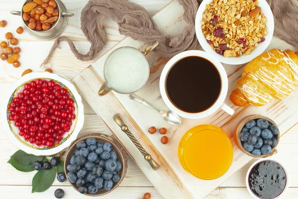 Eski bir arka planda sağlıklı bir kahvaltı. Lezzetli ve sağlıklı yemek kavramı..