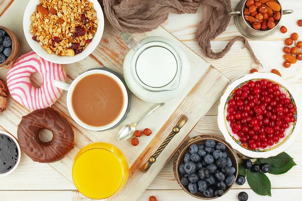 Eski bir arka planda sağlıklı bir kahvaltı. Lezzetli ve sağlıklı yemek kavramı..