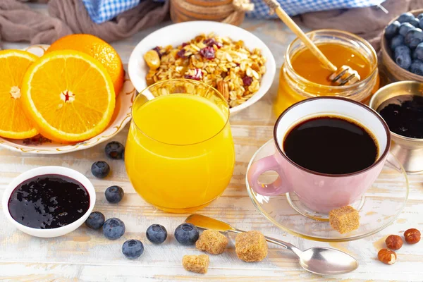 Eski bir arka planda sağlıklı bir kahvaltı. Lezzetli ve sağlıklı yemek kavramı..