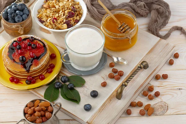 Eski bir arka planda sağlıklı bir kahvaltı. Lezzetli ve sağlıklı yemek kavramı..