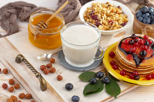 Eski bir arka planda sağlıklı bir kahvaltı. Lezzetli ve sağlıklı yemek kavramı..