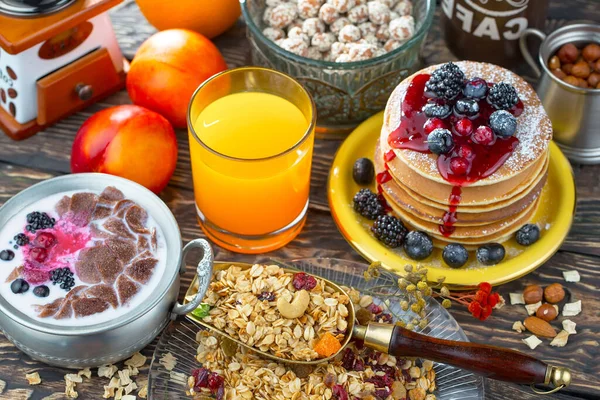 Eski bir arka planda sağlıklı bir kahvaltı