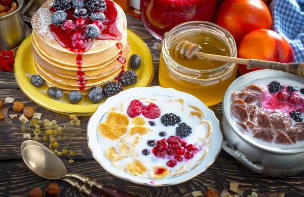 Eski bir arka planda sağlıklı bir kahvaltı