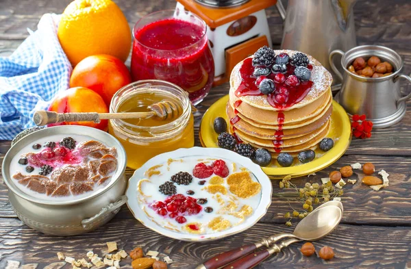 Eski bir arka planda sağlıklı bir kahvaltı