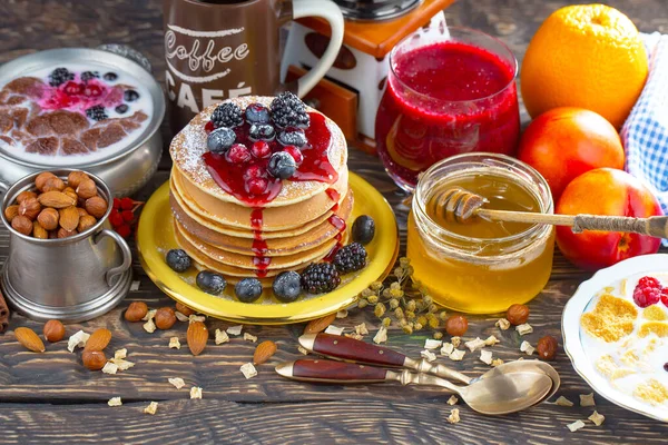 Eski bir arka planda sağlıklı bir kahvaltı