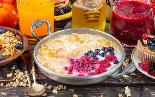 Eski bir arka planda sağlıklı bir kahvaltı