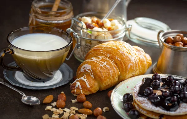 Eski bir arka planda sağlıklı bir kahvaltı