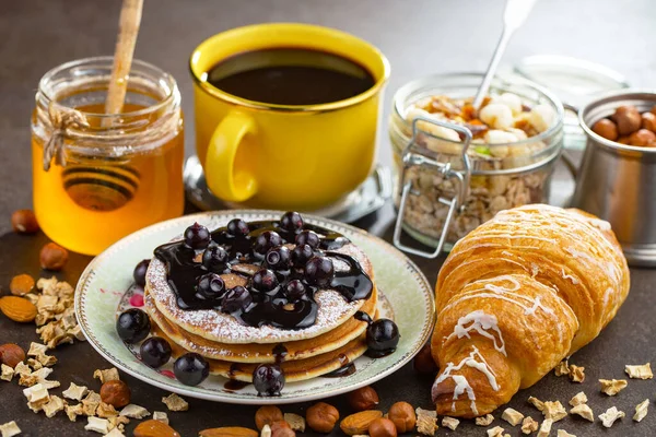 Eski bir arka planda sağlıklı bir kahvaltı