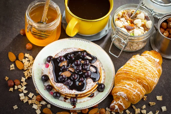 Eski bir arka planda sağlıklı bir kahvaltı