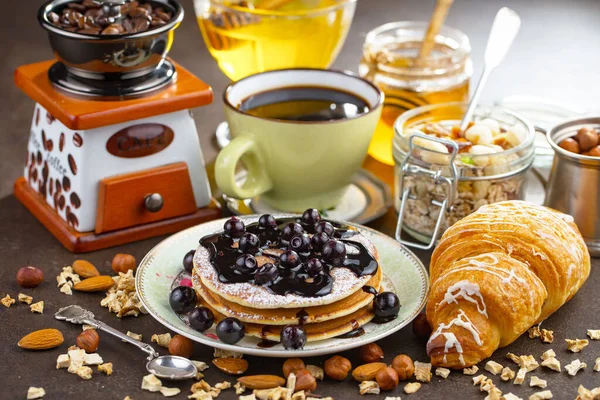 Eski bir arka planda sağlıklı bir kahvaltı