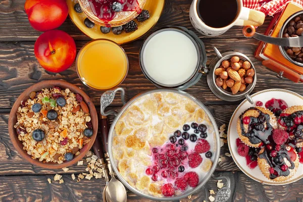 Arı balı kavanozda, çiçekli, eski arka planda..